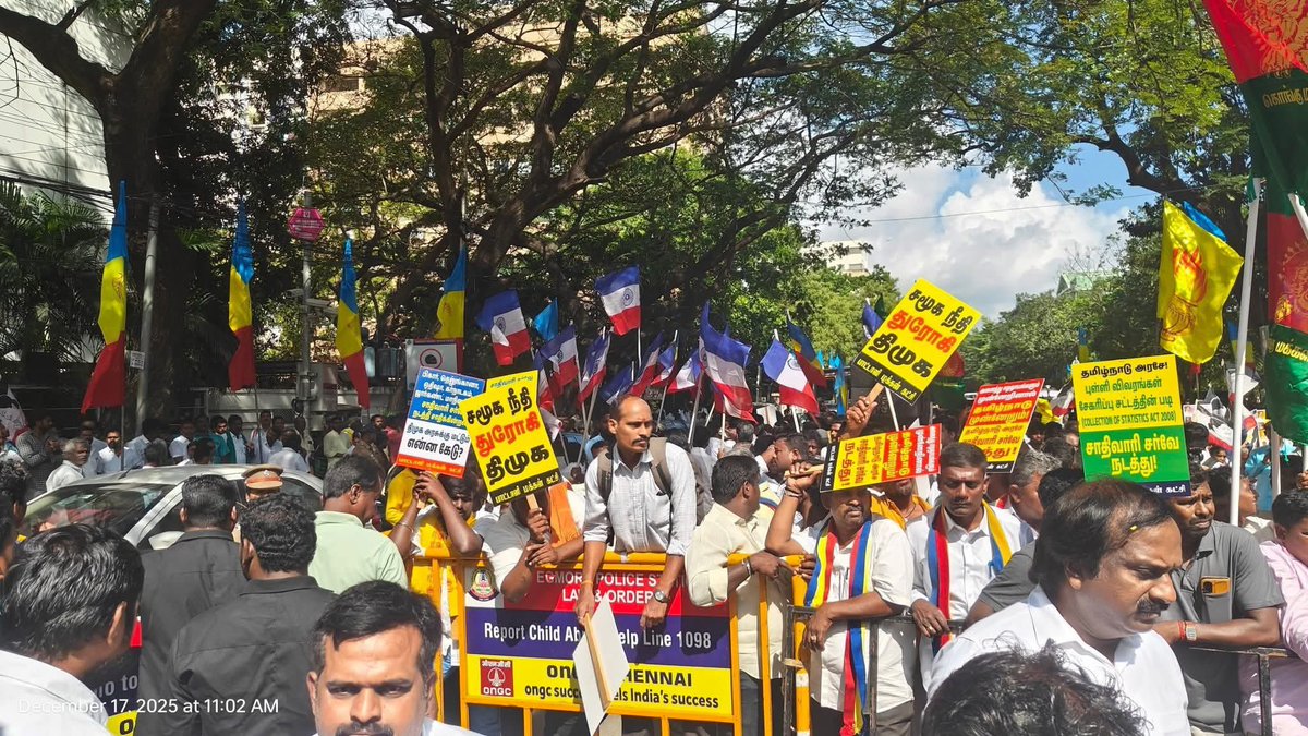 villagemedia16's tweet image. எழும்பூர் இராஜரத்தினம் திடல் அருகே பல்வேறு அரசியல் கட்சிகள் மற்றும் அமைப்புகளைச் சேர்ந்த தொண்டர்கள் குவிந்தனர்.

69% இட ஒதுக்கீட்டைப் பாதுகாக்க சாதிவாரி சர்வே நடத்தக் கோரி மருத்துவர் அன்புமணி இராமதாஸ் அவர்கள் தலைமையில் ஆர்ப்பாட்டம்.

#CasteSurvey
#SocialJusticeNow