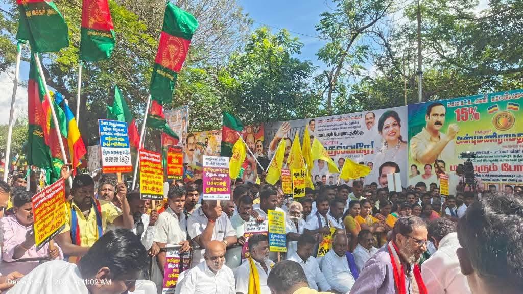 villagemedia16's tweet image. எழும்பூர் இராஜரத்தினம் திடல் அருகே பல்வேறு அரசியல் கட்சிகள் மற்றும் அமைப்புகளைச் சேர்ந்த தொண்டர்கள் குவிந்தனர்.

69% இட ஒதுக்கீட்டைப் பாதுகாக்க சாதிவாரி சர்வே நடத்தக் கோரி மருத்துவர் அன்புமணி இராமதாஸ் அவர்கள் தலைமையில் ஆர்ப்பாட்டம்.

#CasteSurvey
#SocialJusticeNow