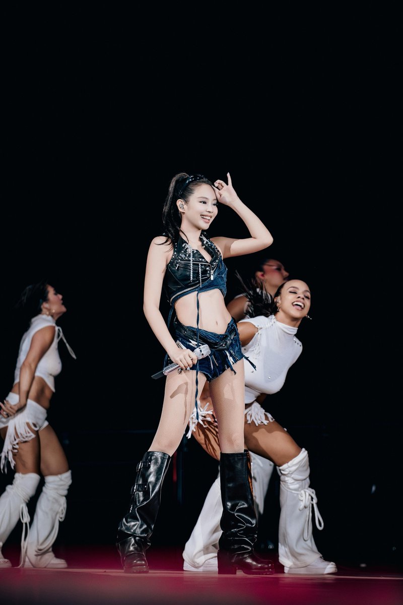 tingmonthly's tweet photo. “Jennie doesn’t just wear it — she picks it.

3 รองเท้าบู๊ทที่ใช้จริงในโชว์ทัวร์ที่ ฟิลิปปินส์/สิงคโปร์
ดีไซน์เรียบ เท่ ใส่ขึ้นเวทีได้ทั้งเซ็ต
หลายคนคิดว่าแบรนด์เนมแต่จริงๆ คือ Stand Oil นั่นเอง

คือเหมาะกับเจนนี่สุดๆ ราคาเอื้อมถึงด้วย สมแล้วที่เป็น แบรนด์รองเท้าบู๊ท ที่เจนนี่เลือก!”