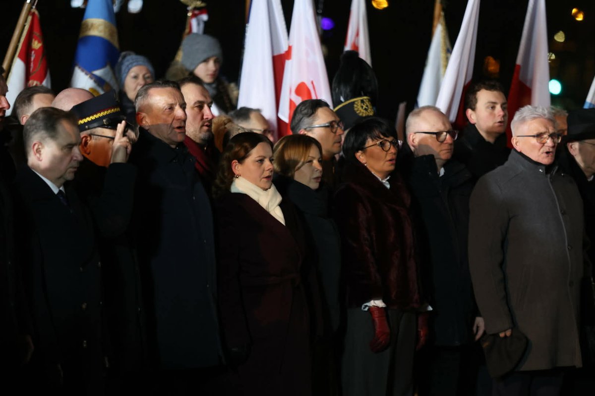 O świcie 17 grudnia 1970 roku milicja otworzyła ogień w kierunku robotników zmierzających do pracy. Gdynia pamięta o bohaterach Grudnia ‘70. O godz. 6 pod pomnikiem Ofiar Grudnia 1970 rozpoczęły się uroczystości z udziałem prezydenta Karola Nawrockiego.
Fot. Karol Stańczak
