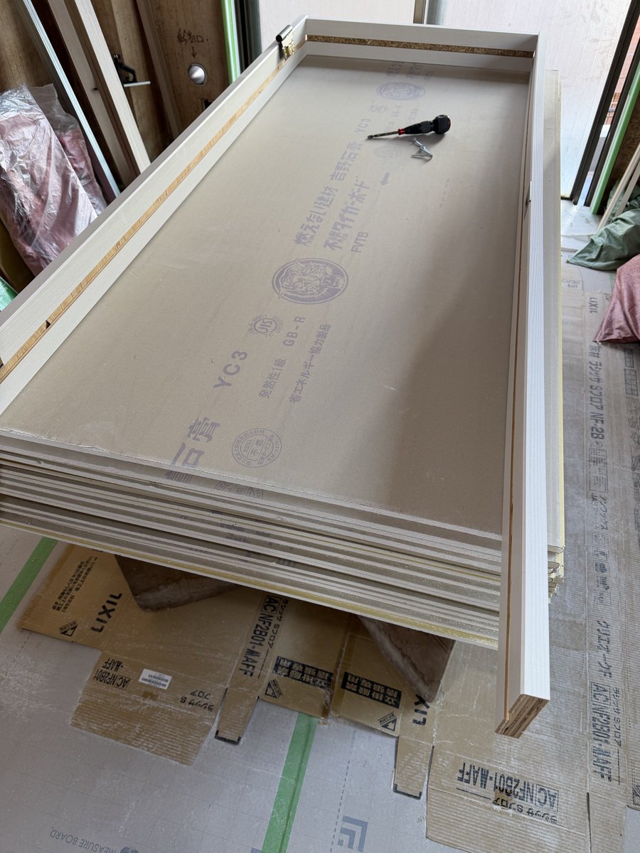 今日は午後から枠取付け。