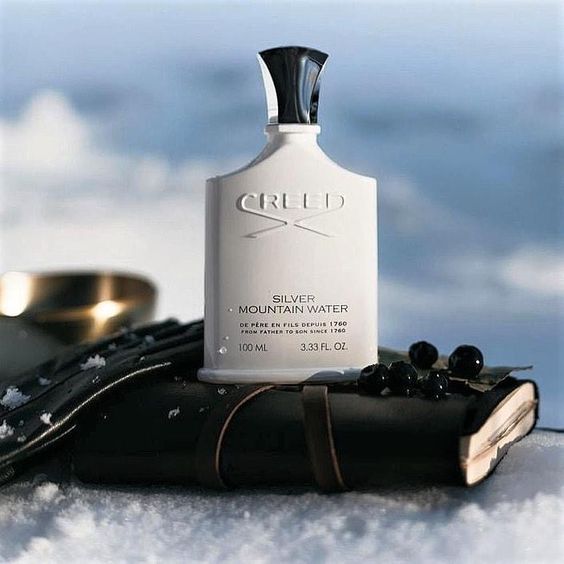 Huzurun ve dinginliğin bir kokusu olsaydı, nasıl olurdu hiç düşündün mü?
İşte tam da bu hissi yaşatan mükemmel bir unisex koku var.
Creed Silver Mountain Water...
Şimdi hayal et…
Uzun bir otobüs yolculuğuna çıkmışsın. Koltuğuna yaslanmışsın, kulaklıklarında en sevdiğin müzik