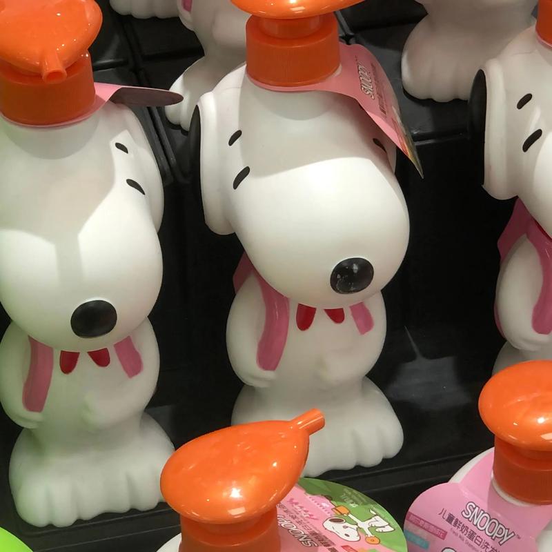Velmoratie's tweet photo. This cute Snoopy bottle brings a little joy to every day. 🎀 https://t.co/41lZmANlrY