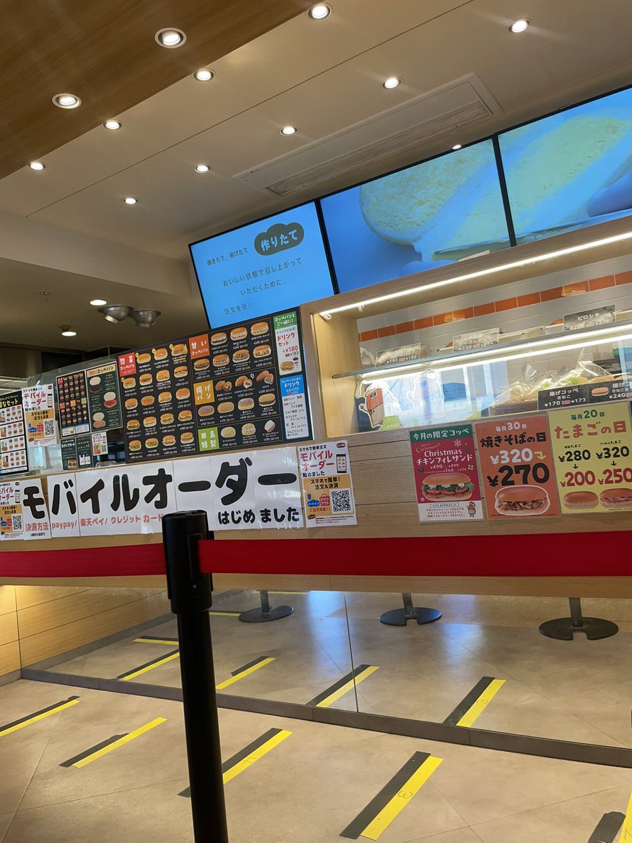 sumichirock's tweet photo. 仕事の途中で「コッペ田島」へ🥐
イートイン、テイクアウトもできしかもお財布に優しい笑👛
待合の椅子もパンの形🪑 https://t.co/geyRhSXF9F