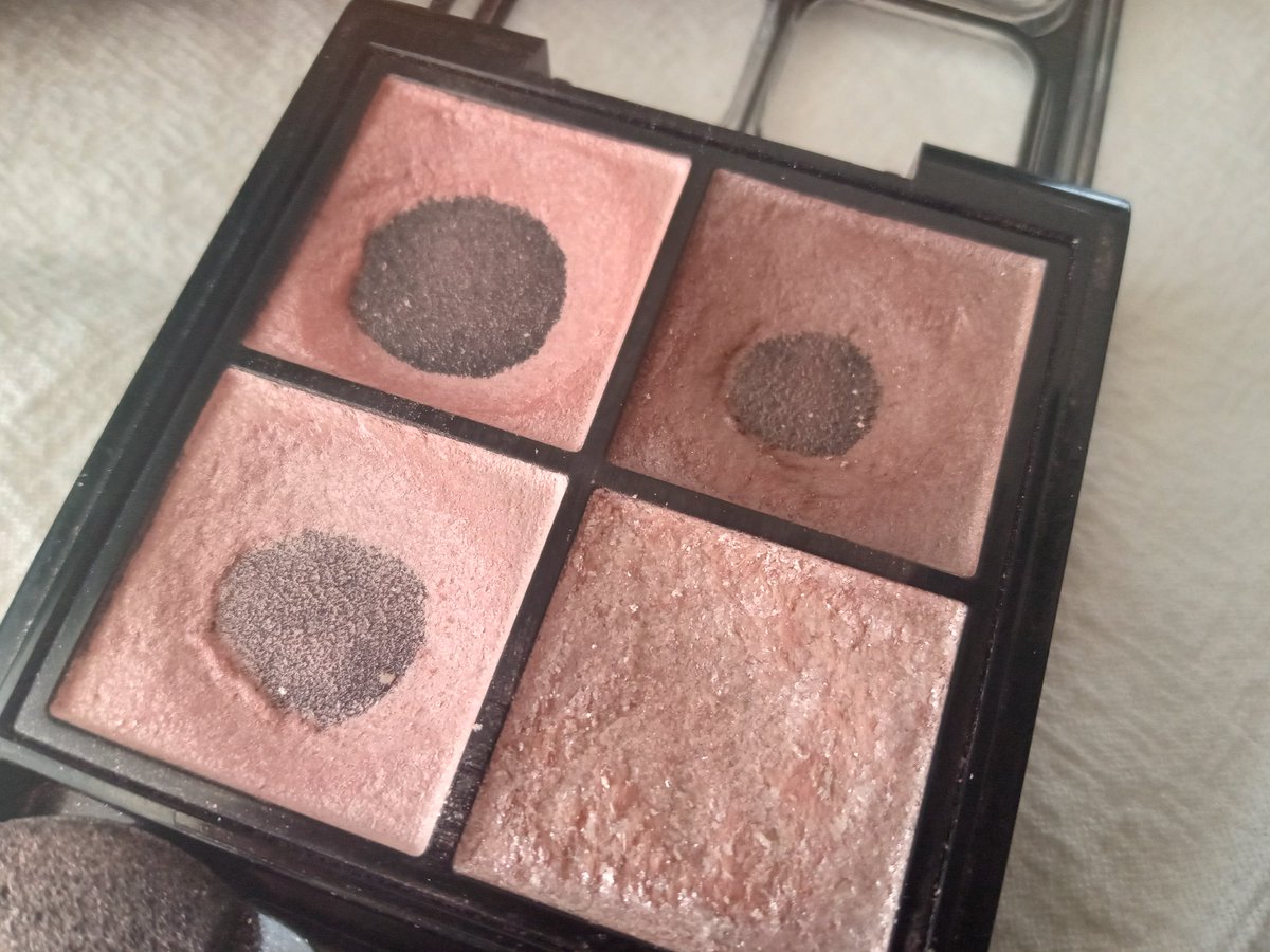 こちらのアイシャドウ、グリッター部分を除いて、底見えしました