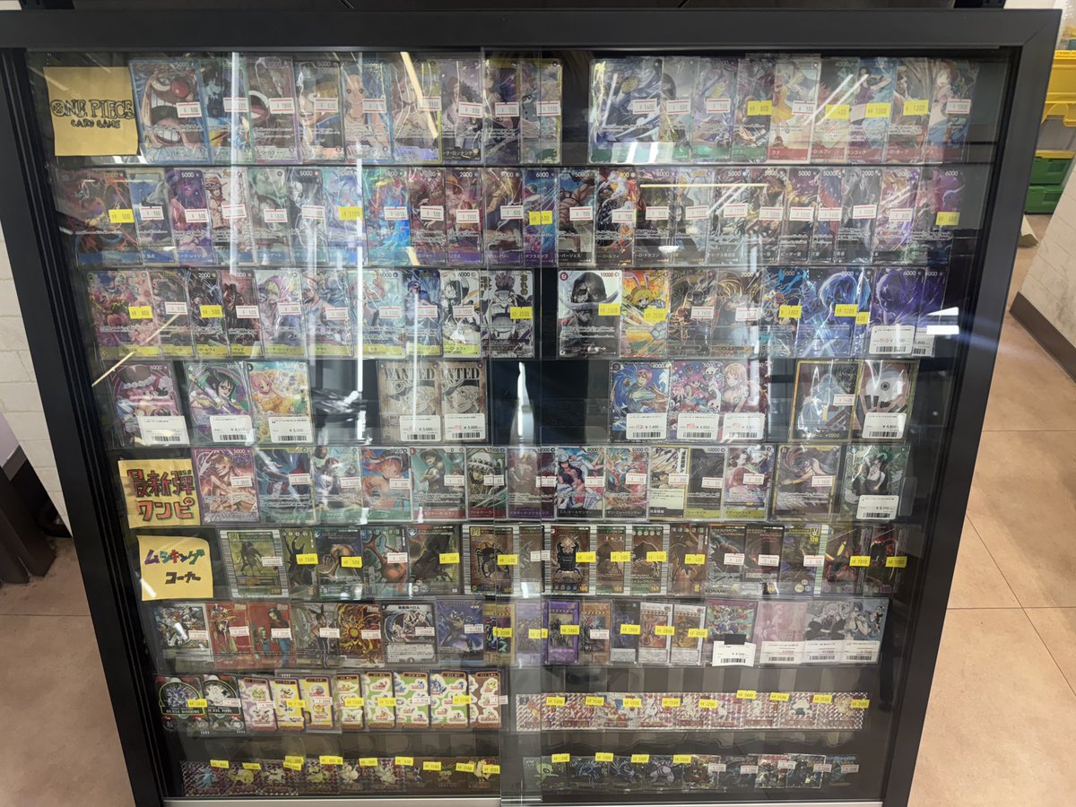 こちらのショーケースも紹介させていただきます！！ ワンピースや