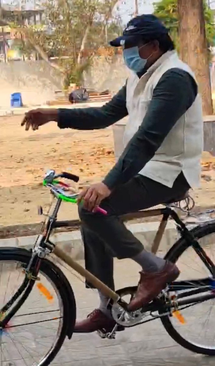 ଭଦ୍ରକ ଜିଲ୍ଲାପାଳ ମହୋଦୟ ଆଜି ସାଇକେଲ ରେ ତାଙ୍କ ବାସ ଭବନ ରୁ ପ୍ରାୟ ୨ କିମି ଚଲେଇ ତାଙ୍କ ଅଫିସ ରେ ପହଂଚିଛନ୍ତି l  ସାଧାରଣ ଜନତା ଙ୍କୁ ସୂଚନା ଦେଇଛନ୍ତି ଯେ ସାଇକେଲ ଚଲେଇ ଯିବା ଆସିବା କରି ଯେତେବେଳେ ସୁବିଧା ସମୟ ହେଉଛି ଦେହ କୁ ସୁସ୍ଥ ରଖନ୍ତୁ,, <a href="/DM_Bhadrak/">District Administration,Bhadrak</a> <a href="/CMO_Odisha/">CMO Odisha</a> <a href="/dpradhanbjp/">Dharmendra Pradhan</a>