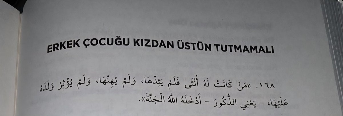 Kimin kız çocuğu olur da

Onu diri diri toprağa gömmez,

Aşağılamaz

Ve erkek çocuğunu ondan üstün tutmazsa

Allah Teâlâ o kimseyi ilk girenlerle beraber cennete koyar."