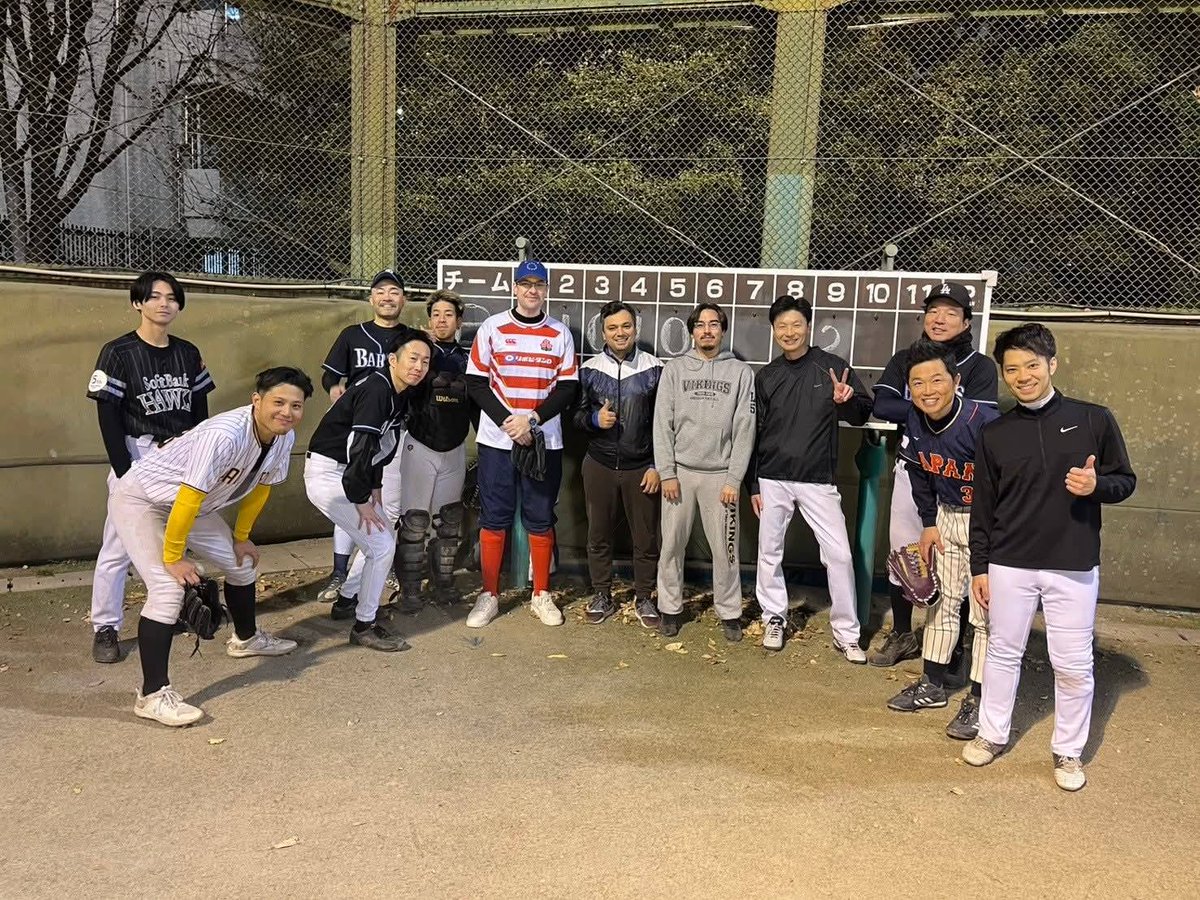 AmbRaetchi's tweet image. オイナの精神が今も私たちのDNAに根付いていると願い、ルーマニア大使館は、東京のアマチュアチームに加わり、現在世界一位の野球大国日本で、野球を学びました。

グラウンドでは、日本の精神、そして志を同じくする両国のパートナーシップを象徴する価値感の数々 ー…