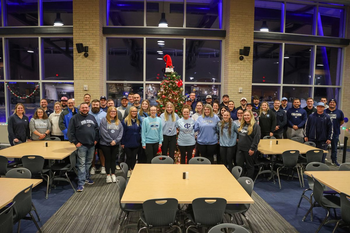 ICTritons's tweet image. One of our favorite #TritonTraditions! A #TritonShoutout to our coaches who volunteered to help serve over 400 students at “Late Night Breakfast” to kickoff #FinalsWeek on Monday (12/15) night! It’s the #TritonExperience! 🔱🥞🎤💙 More at facebook.com/ictritons #TritonNation
