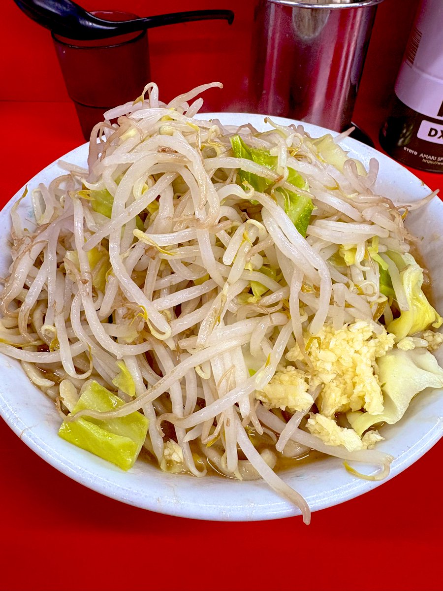 pnz_c's tweet photo. ラーメン二郎 仙台店2
小ラーメンNsY

昼営業おわりかけの14時
並び無かったので突撃🏃‍♂️‍➡️ﾗｯｷｰ
強烈な旨味のスープを
野菜にかけながら食べると
もやキャベの山は一瞬で消える…
豚はとろける柔らかさ✨
店主が優しく接客してくれたので
たぶん初めてでも安心☺️
美味しかったです🙏 https://t.co/cKZ7GS182R