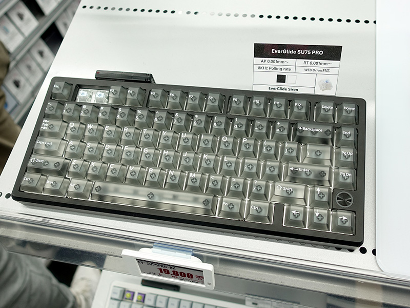 watch_akiba's tweet photo. 更新:0.001mmラピッドトリガー検知対応のゲーミングキーボード「SU75 Pro」がEverGlideから https://t.co/o703b1CtiG #EverGlide #ゲーミングキーボード https://t.co/ZPVE7LLV9q