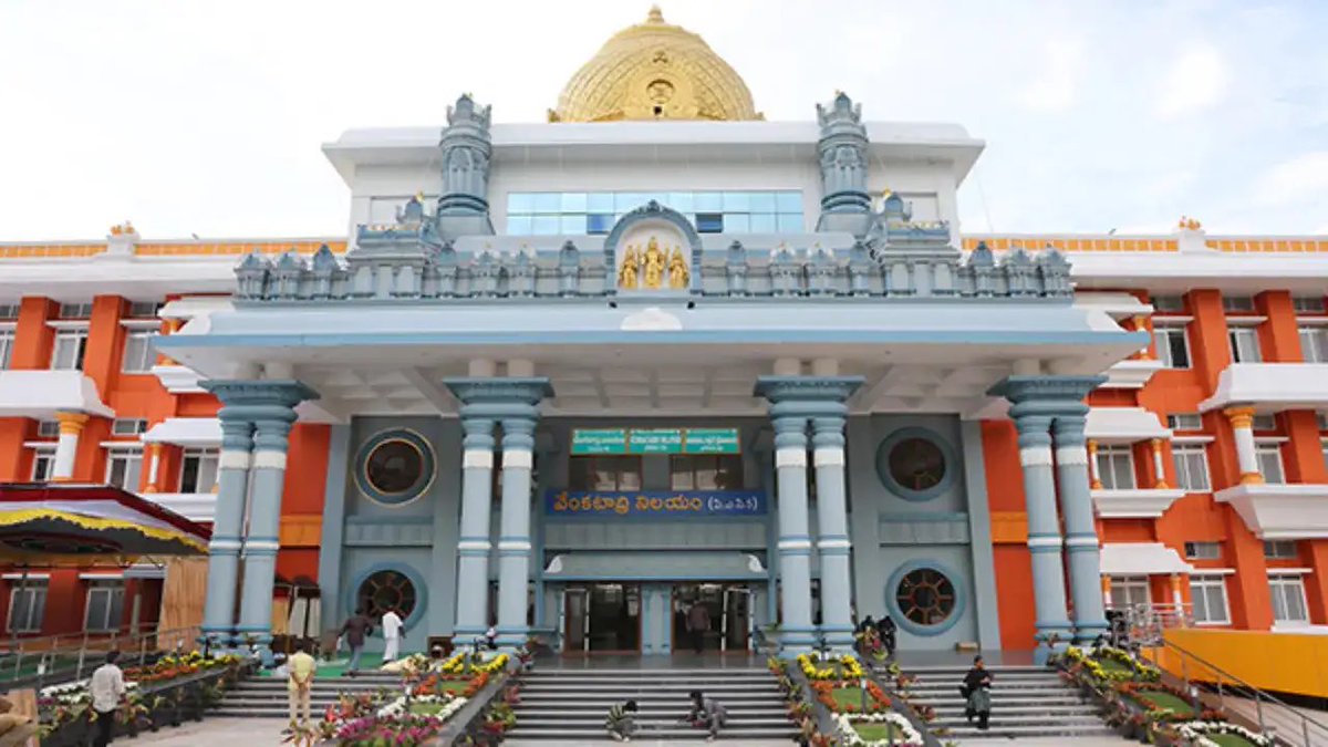 🚨 Big relief for Tirumala devotees! 🙏

To ease crowd pressure at Tirumala, TTD plans a world-class Integrated Pilgrim Township in Tirupati.

🔹 Proposed near Alipiri (20–25 acres)
🔹 20,000+ devotees capacity
🔹 Designed by global-standard architects
🔹 Better accommodation,