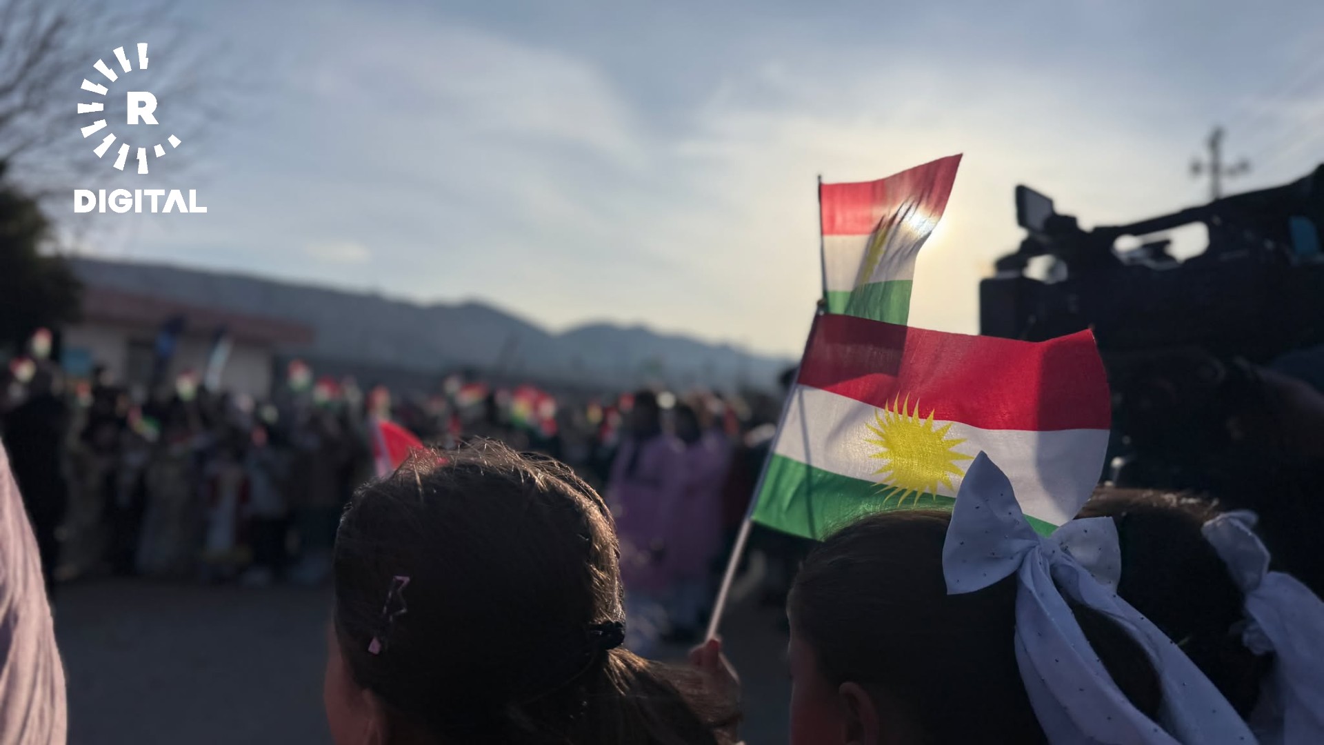 بمناسبة يوم العلم الكوردستاني.. مدرسة قنديل بناحية تكية التابعة لقضاء جمجمال في السليمانية والتي كانت قد تضررت بالسيول الأخيرة ترفع علم كوردستان بحضور وزير تربية إقليم كوردستان آلان حمه سعيد. صور.. بيشوا بختيار - رووداو 