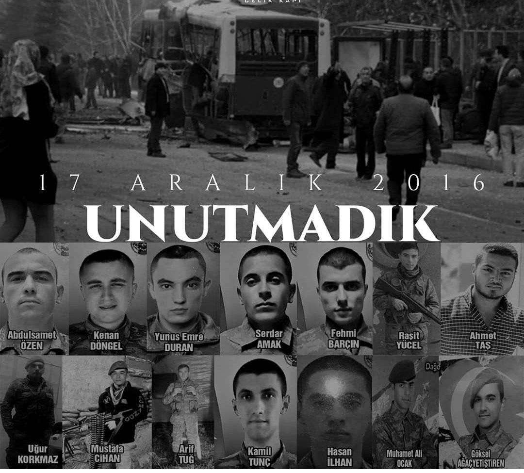 AkOfisTR's tweet photo. “Kahramanlar can verir,
Yurdu yaşatmak için”🇹🇷

#17Aralık2016 tarihinde #Kayseri 1. Komando Tugayı'ndan çarşı iznine çıkan askerlerimize PKK'lı teröristler tarafından düzenlenen hain saldırıda şehit olan kahraman askerlerimizi rahmetle anıyoruz!
Ruhları şad,mekanları Cennet olsun https://t.co/4fIG7Z2GpC
