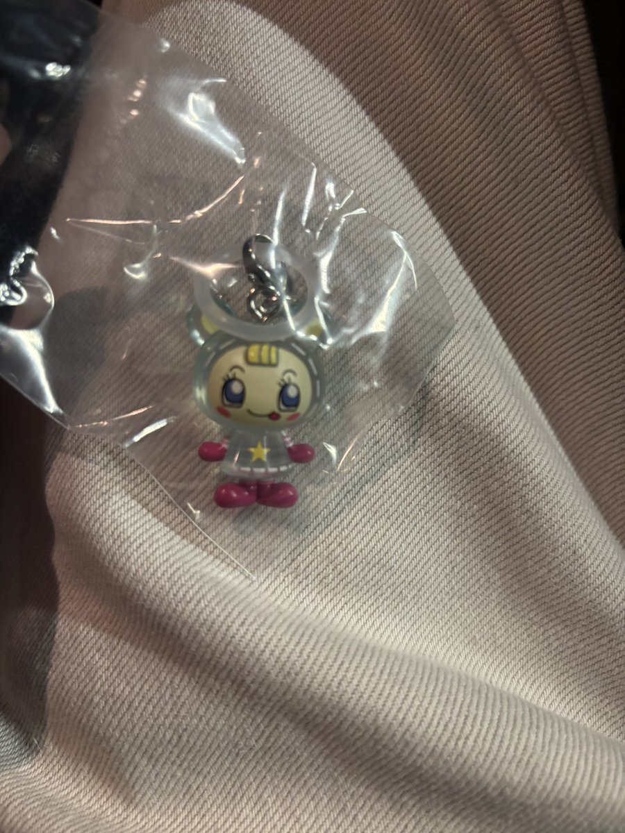 cocoa_dds's tweet photo. なんかガチャガチャに人が並んでたから
便乗して並んだけど
これそんな人気なの?笑笑 https://t.co/lsjwH7x2hQ