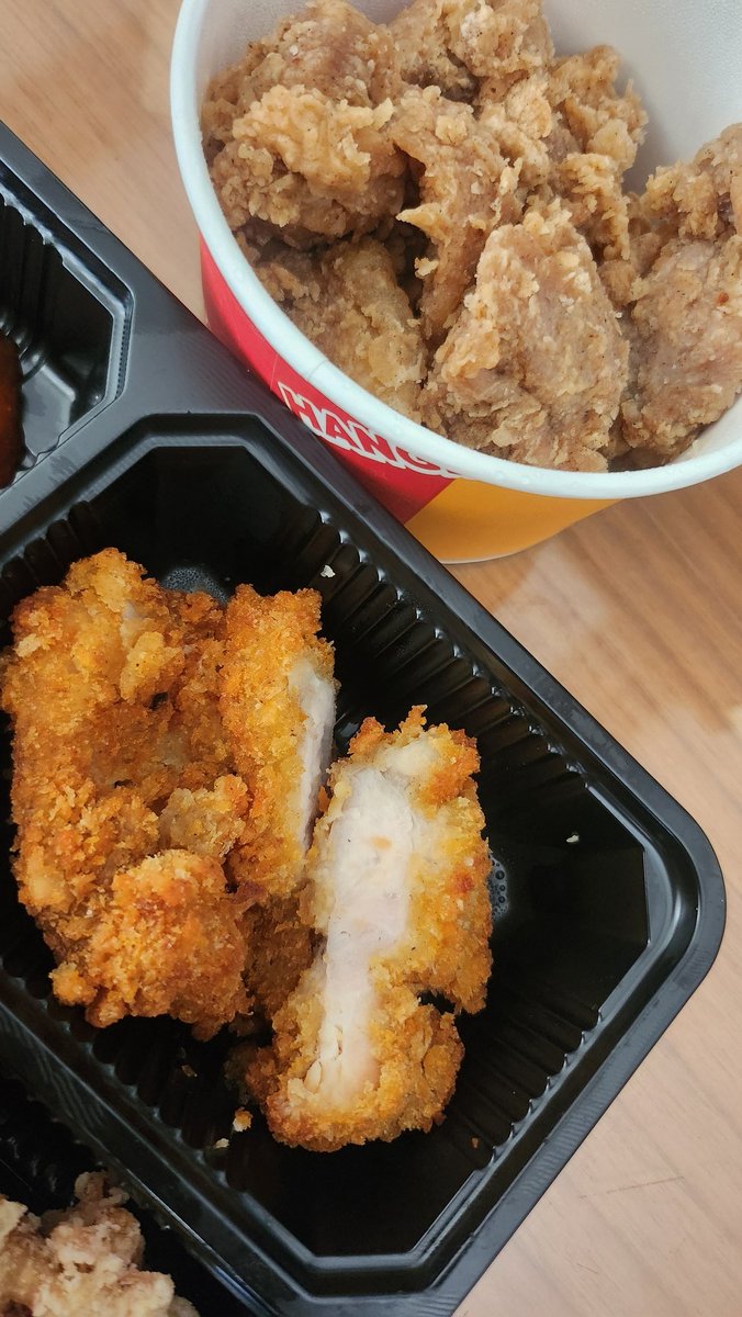 Gapapa akhir tahun banyak hecticnya, yang penting harus makan enak (+ BANYAK) biar ga gampang muyung🚨

Ini bishi bento, b nya banyak banget buset😭✨️