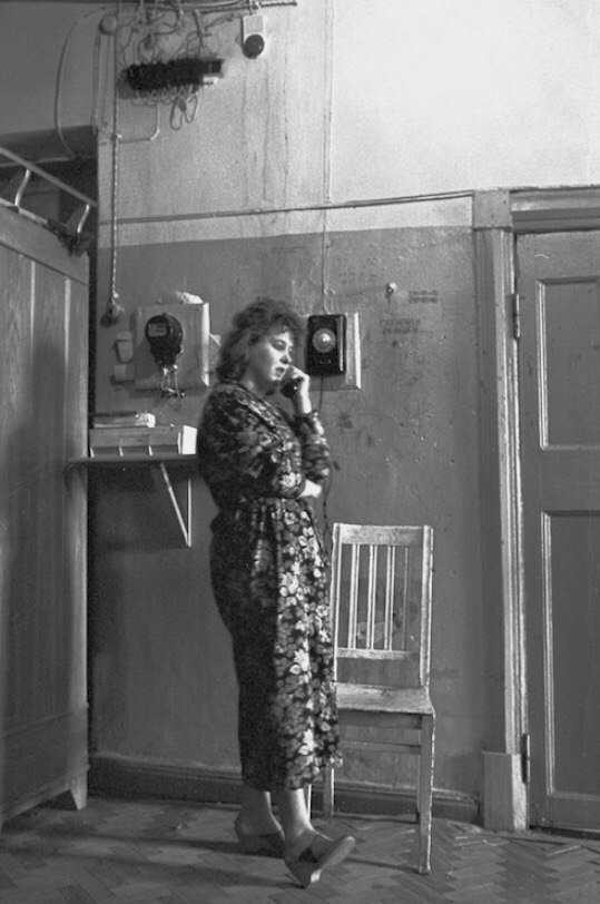 «Алло, Галочка? Ты сейчас умрешь! Потрясающая новость! Якин бросил свою кикимору, ну и уговорил меня лететь с ним в Гагры». Телефон в коммунальной квартире. СССР. 1989 г.