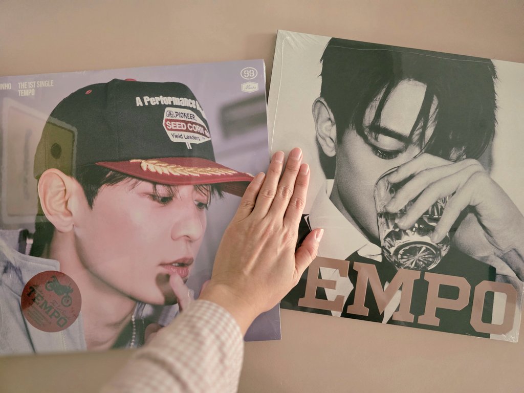 SH15ee's tweet photo. 울화로 소파에 드러누운 와중에 왕큰 미남 앨범 옴 내가 지금 지킬하이드야 후 https://t.co/nveJKOsbYe
