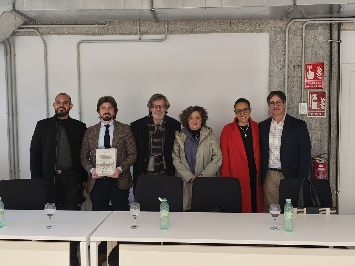 🎓 Ayer nuestro compañero Daniel Ríos defendió su tesis doctoral titulada "Cádiz, puerto de Castilla en época Trastámara (1369-1504): flotas, tráficos marítimos y naciones mercantiles", dirigida por Raúl González, y que obtuvo la máxima calificación.

¡Enhorabuena! 👏
