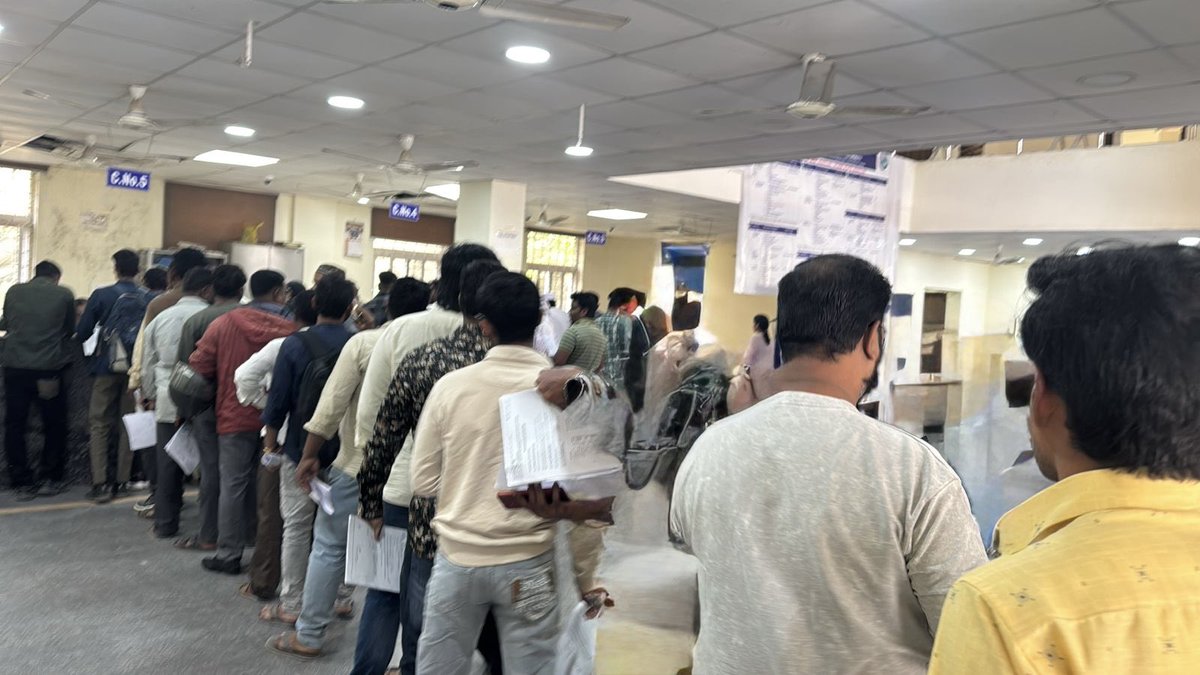 sureshmatta's tweet photo. RTO Manikonda 
Shud have chairs and token system for customers, after collecting govt fees and heavy overhead $$ ...light years away streamline process @revanth_anumula @rashtrapatibhvn @TelanganaCMO @KTRoffice @INCIndia @rtomanikonda @CellbayM89624 @KVishReddy @ZC_SLP https://t.co/mrhEJ2SHBN