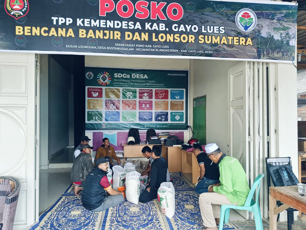 MudaRyo's tweet photo. Pemerintah dan  masyarakat terus memberikan bantuan melalui posko maupun secara langsung  melalui darat dan udara di wilayah terisolasi bencana.
#KemendesPDTPeduliBencana
#MenteriDesaPeduliBencanaSumatera
#PendampingDesaPeduliBencana
@prabowo
@YandriSusanto
@ArizaPatria https://t.co/Z6X85Yy1AH