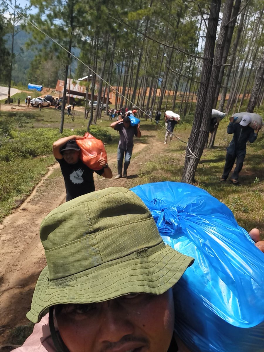 MudaRyo's tweet photo. Pemerintah dan  masyarakat terus memberikan bantuan melalui posko maupun secara langsung  melalui darat dan udara di wilayah terisolasi bencana.
#KemendesPDTPeduliBencana
#MenteriDesaPeduliBencanaSumatera
#PendampingDesaPeduliBencana
@prabowo
@YandriSusanto
@ArizaPatria https://t.co/Z6X85Yy1AH