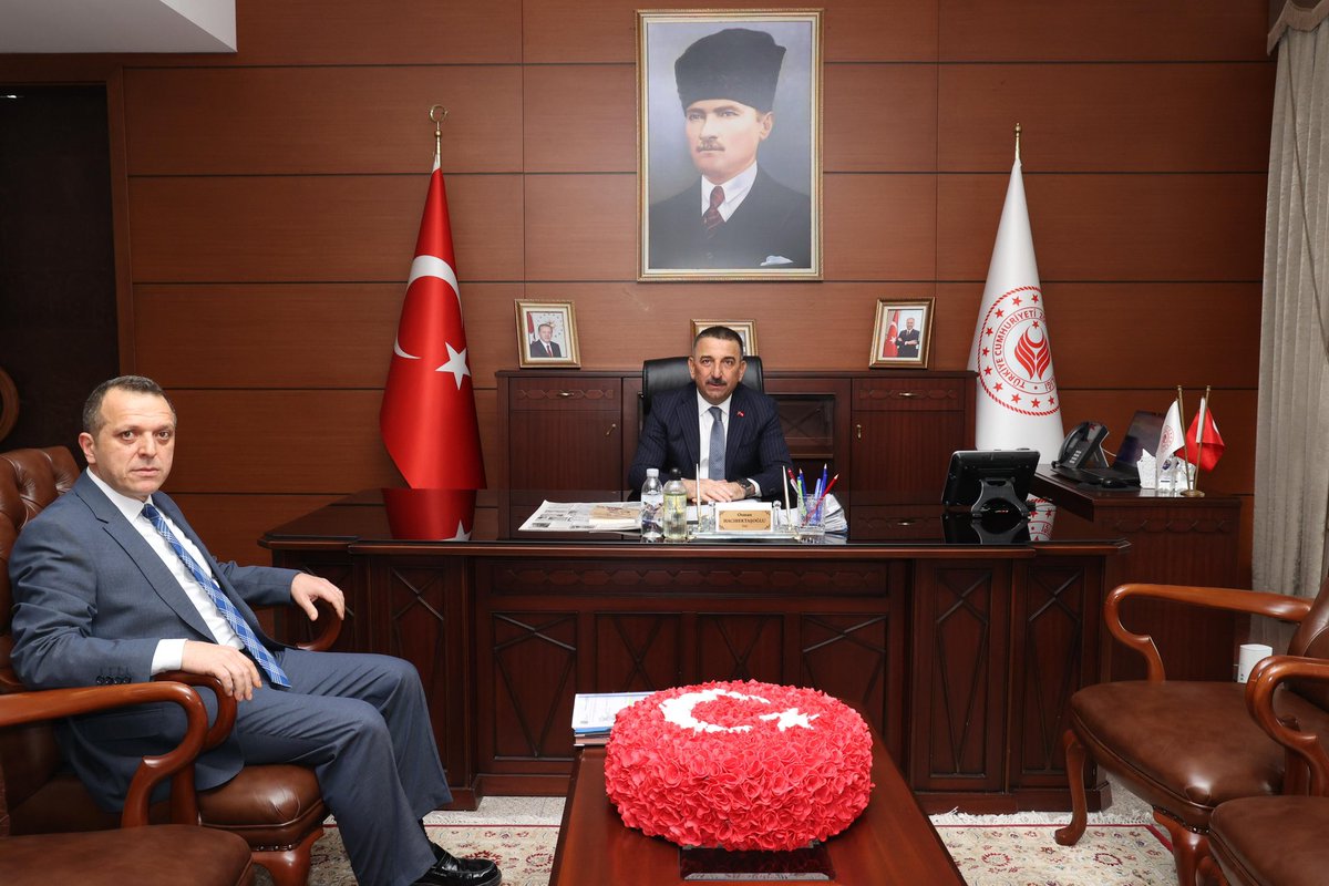 Vali Osman Hacıbektaşoğlu, İl Nüfus ve Vatandaşlık Müdürü Tolga Abalı’yı makamında kabul etti. 

Ziyarette, ilimizde yürütülen nüfus ve vatandaşlık hizmetlerine ilişkin bilgi alan Vali Hacıbektaşoğlu; yapılan çalışmaların önemine değinerek personele görevlerinde kolaylıklar