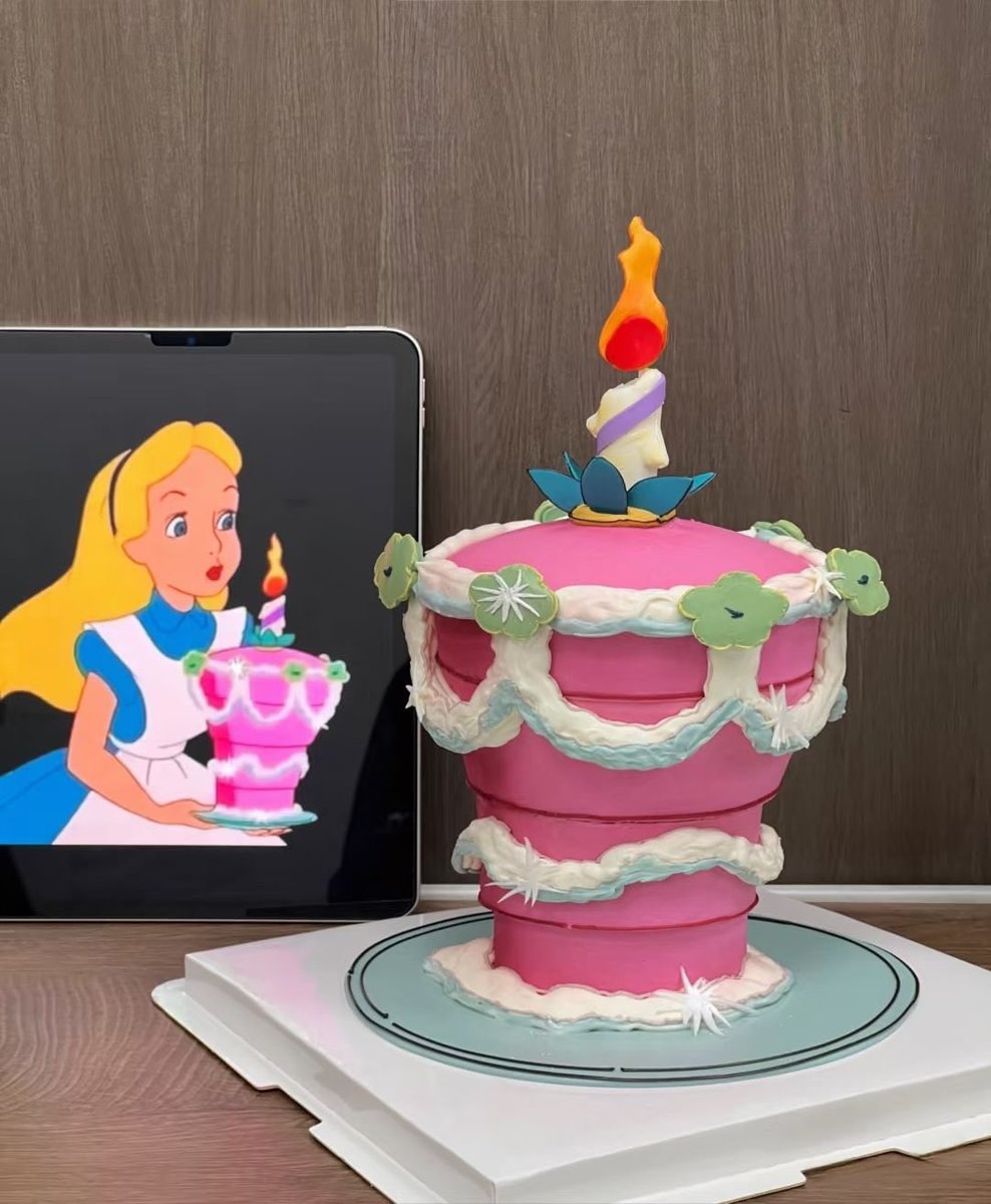 heart_jpg's tweet photo. disney inspired cake https://t.co/dbh7gNuNbD