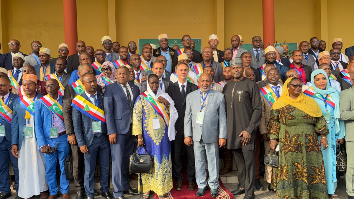 ONU_Comores's tweet photo. 2ᵉ Congrès national des Maires
Le Coord. résident de @ONU_Comores a salué une étape majeure pour la décentralisation aux Comores, avec l’adoption de la Déclaration de Moroni
Des communes renforcées sont essentielles pour un dév. local inclusif, durable &amp; proche des citoyens 🇰🇲🇺🇳 https://t.co/TyUlq8kVpX