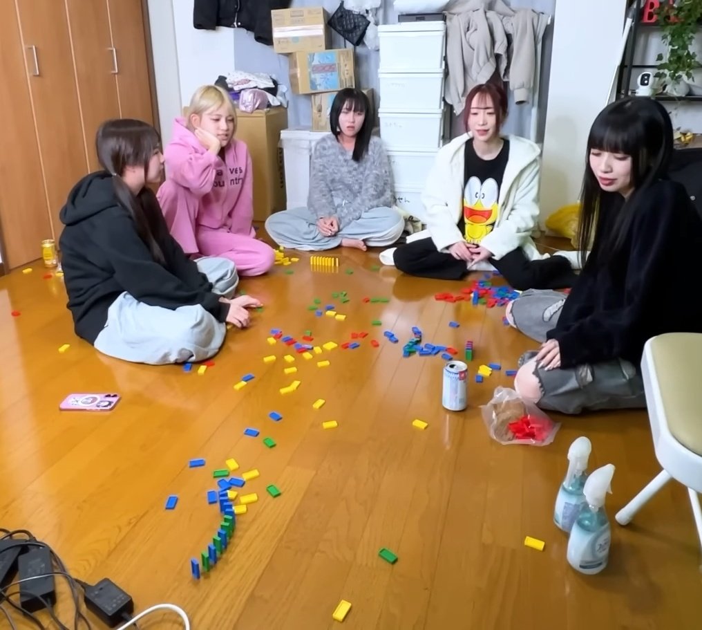 BAD_CHANDAYO's tweet photo. 全然ドミノが進まないバイビーw

#あゆfam
#すやすや睡花部隊
#はに派
#ひなPTA
#あたお会社従業員
#BADIVY
#泥酔3人VSシラフ2人ドミノ対決 https://t.co/yBLwt3CR74