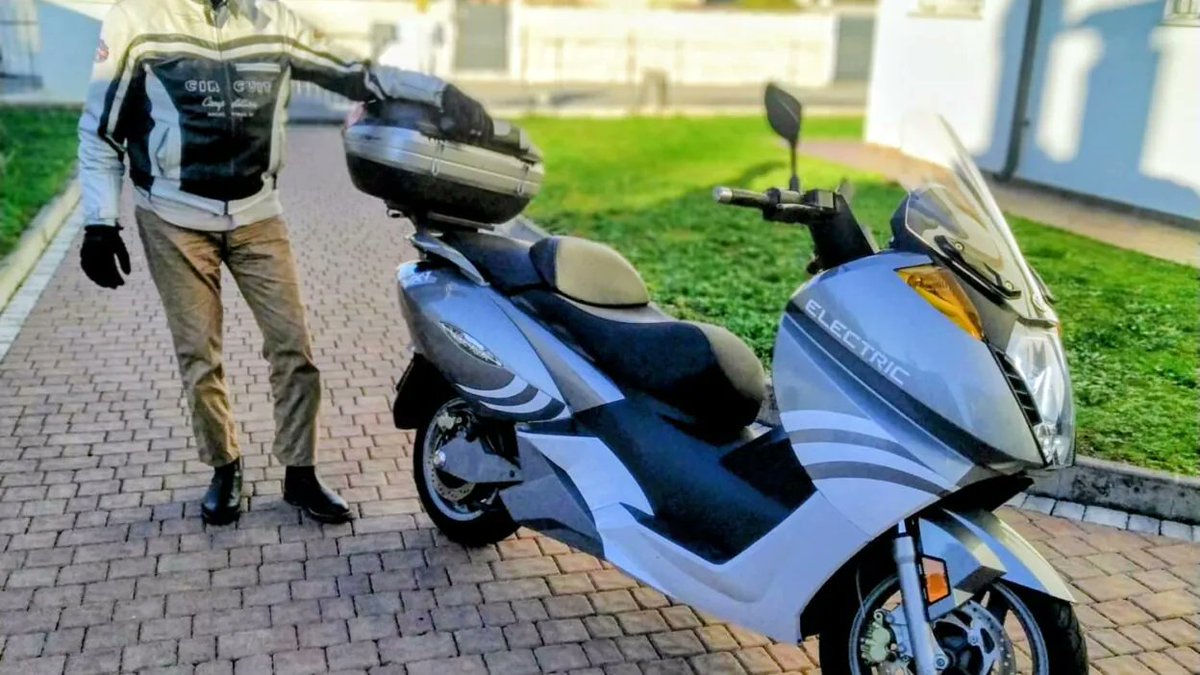 vaielettrico's tweet photo. 🛵🛵Centomila chilometri in #Vectrix: la storia di Alessandro continua…➡️➡️https://t.co/0Jzj0VAFSq @gianbasilio @vectrix https://t.co/XbqCZq6QjI