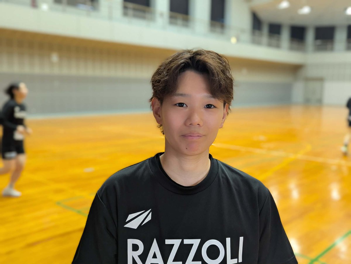 dougajidai's tweet photo. 【飛騨高山ブラックブルズ岐阜／10番／豊島梨奈（とよしま・りな）選手】

「チームとしての目標は、メダル獲得です。チームとして最年長なので、背中で引っ張っていきたいです。相手は、過去にも対戦経験があって第ニ延長もつれ込むなど、あまり相性は良いとは言えません」

「相手は、コンビネーションプレーが多いイメージ。相手のやりたいことにつられていくのではなく、自分たちの流れを、しっかり掴んでいけたらと思います。ディスタンスから速攻が、私たちの武器。短い時間でパスをして守って速攻するこのスタイルを貫きます」

【山口銀行YMGUTS× 飛騨高山ブラックブルズ岐阜】
※会場／佐伯区スポーツセンター
※スローオフ／12月17日（水）16時00分
※実況／石黒真実
※解説／長澤純平さん
※配信責任者／中山里玖
※カメラマン／猪熊優帆
https://t.co/Huwu0Tfw0d

（取材・撮影／島津有希）