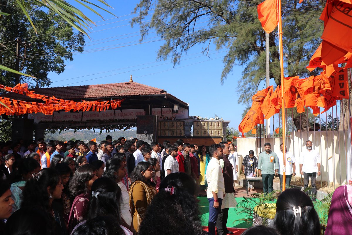 ವೀರರ ನಾಡು  ಕೊಡಗಿನ ಪುಣ್ಯಭೂಮಿಯಲ್ಲಿ ನಡೆಯುತ್ತಿರುವ ABVP ಕರ್ನಾಟಕ ದಕ್ಷಿಣ ಪ್ರಾಂತದ 45ನೇ ಪ್ರಾಂತ ಸಮ್ಮೇಳನದ ಧ್ವಜಾರೋಹಣ ಕಾರ್ಯಕ್ರಮವನ್ನು ಪ್ರಾಂತ ಅಧ್ಯಕ್ಷರಾದ ಡಾ.ರವಿ ಮಂಡ್ಯ  ಹಾಗೂ ಪ್ರಾಂತ ಕಾರ್ಯದರ್ಶಿಗಳಾದ ಪ್ರವೀಣ್ ಎಚ್.ಕೆ ಇವರು  ನೆರವೇರಿಸಿದರು.

#45thABVPSouthkaConf
#ABVP
#ABVPSOUTHKA