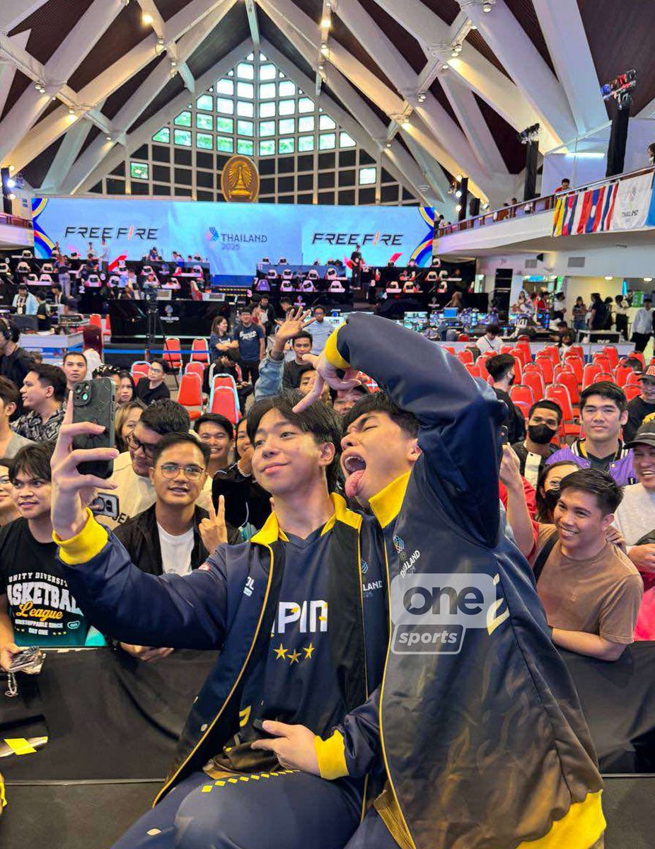 NEVER TOO BUSY FOR THE FANS 🇵🇭

The SIBOL MLBB men’s national team took photos with the fans after their gold-clinching performance against Malaysia in the SEA Games MLBB Tournament Finals in Thailand. | via Doreen Suaybaguio/Cignal

#2025SEAGames #SEAGames #TibayAtTatag