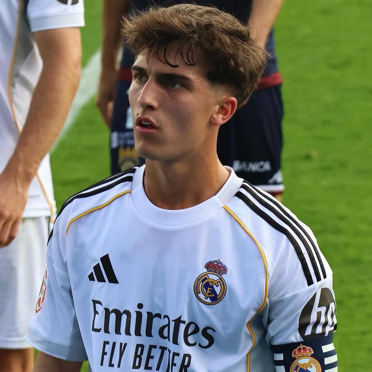 RM4Arab's tweet photo. 🚨 ماركا | قائد الكاستيا مانويل أنخيل يشعر بخيبة أمل من تشابي ألونسو بسبب عدم إدراجه في قائمة الفريق لمواجهة تالافيرا في كأس الملك.

▪️ إنه اللاعب الوحيد من ثلاثي خط وسط أربيلوا الأساسي الذي استُبعد من قائمة تشابي، نظرًا لوجود كاستيرو وتياغو بيتارش في قائمة مباراة الكأس.

▪️ بالنسبة للكثيرين في فالديبيباس، يُعدّ غياب مانويل أنخيل عن القائمة لغزًا محيرًا. 🤷👀