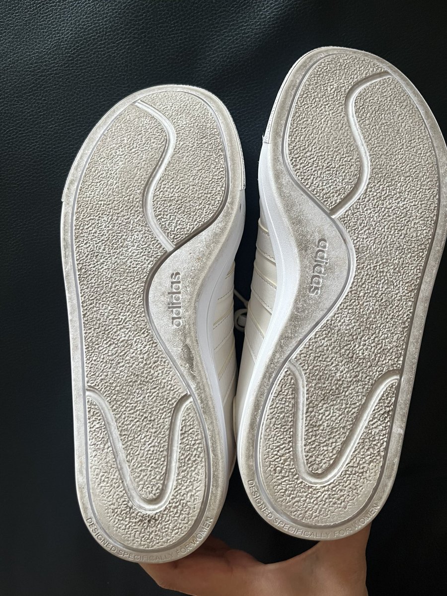 Usedbymii's tweet photo. Adidas 25-25.5 cm ไซส์39-40ใหม่มากไม่ค่อยได้ใส่ มีรอยเปื้อนเอาไปซักได้ โลโก้รอยปั๊มพื้นรองเท้าชัดไม่สึกหรอส่งต่อ 650฿รวมส่ง ไม่มีกล่อง แท้100% #ส่งต่อรองเท้ามือสอง #ส่งต่อเสื้อผ้า https://t.co/1ZLdCF8Tg4
