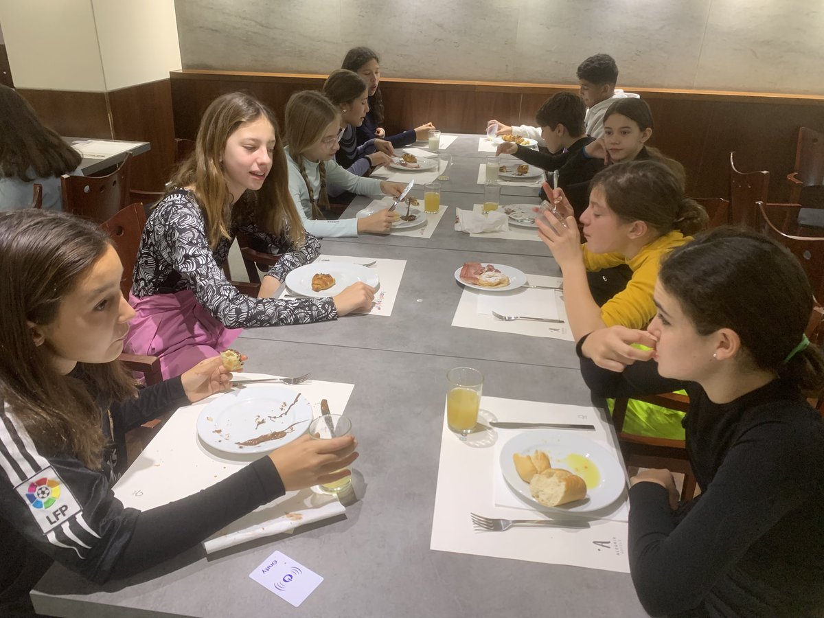 Nievegaudem's tweet photo. ¡Buenos días! 😃 listos, desayunando antes de subir a pistas. ❄️  ⛷️ https://t.co/Gztn4lggm1