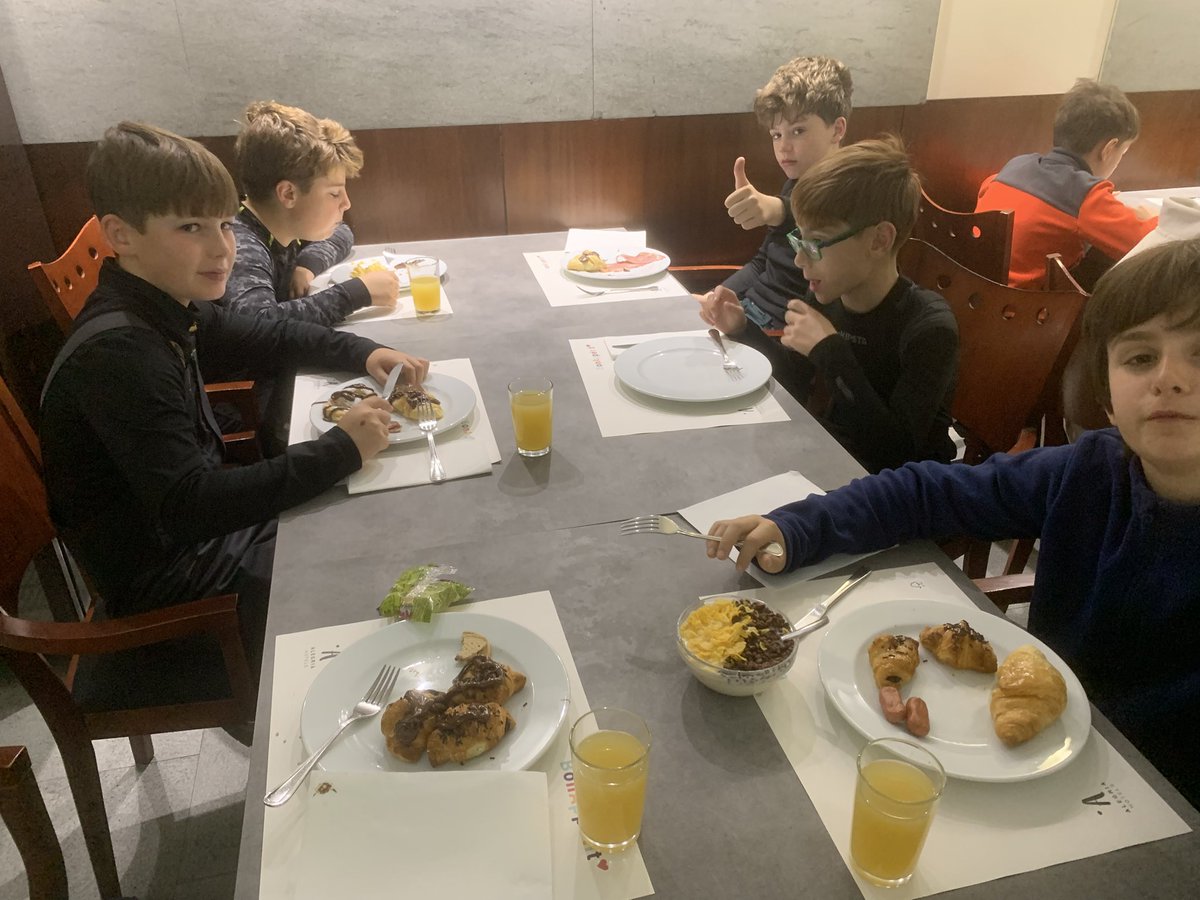Nievegaudem's tweet photo. ¡Buenos días! 😃 listos, desayunando antes de subir a pistas. ❄️  ⛷️ https://t.co/Gztn4lggm1