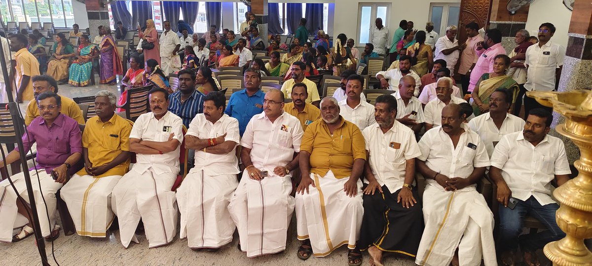 srinivasan_js's tweet photo. திருச்சி மாநகர் மாவட்டம், புத்தூர் பகுதி, 25வது வட்ட கழக செயலாளர், திரு P.M.குமார் அவர்களின் இல்ல திருமண விழாவில் கலந்து கொண்டு மணமக்களை வாழ்த்திய போது. உடன் கழக நிர்வாகிகள் https://t.co/VXL3Fi8L7Q