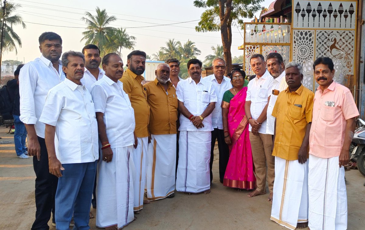 திருச்சி மாநகர் மாவட்டம், புத்தூர் பகுதி, 25வது வட்ட கழக செயலாளர், திரு P.M.குமார் அவர்களின் இல்ல திருமண விழாவில் கலந்து கொண்டு மணமக்களை வாழ்த்திய போது. உடன் கழக நிர்வாகிகள்