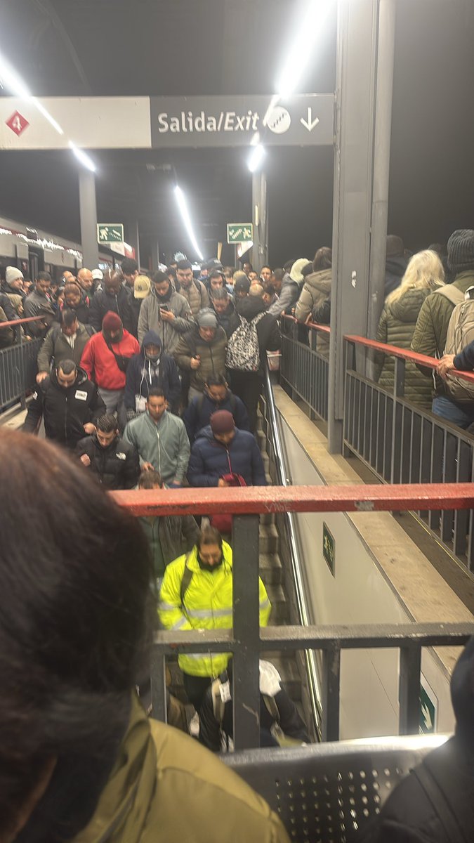 MerySantor's tweet photo. @CercaniasMadrid cada día una experiencia nueva: trenes donde no cabe nadie, averías constantes y retrasos garantizados. Un servicio de mierda, a la altura de los políticos que lo gestionan.
#cercaniasrenfe #renfe #madrid https://t.co/gxgXEaB1PX