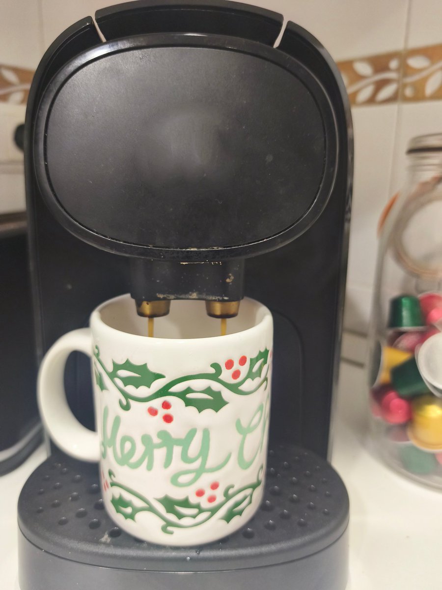 La casa arranca sin ti
Las sillas nohacen ruido
el pasillo nopregunta
Bebo despacioalargando
el gesto d esperar
Como si eltiempo
decidiera devolverme algo,
comoquien deja unapuerta entornada
No cuento días,cuento mañanas y
un café amargoocupa
elhueco exacto
donde antes estabas tú