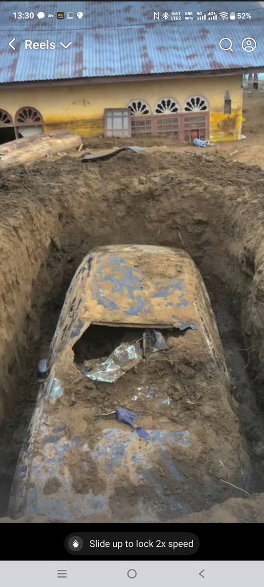 zoelfick's tweet image. Ungkapan rasa lelah seorang penyintas banjir di Aceh. "Diam ternyata membuat penderitaan dianggap biasa..."

"Dengan cangkul dan tangan kosong, kami mencari mobil dan motor kami yang telah terkubur lumpur," pesan Mahmudi Ishak, dari Meureudu, Pidie Jaya.