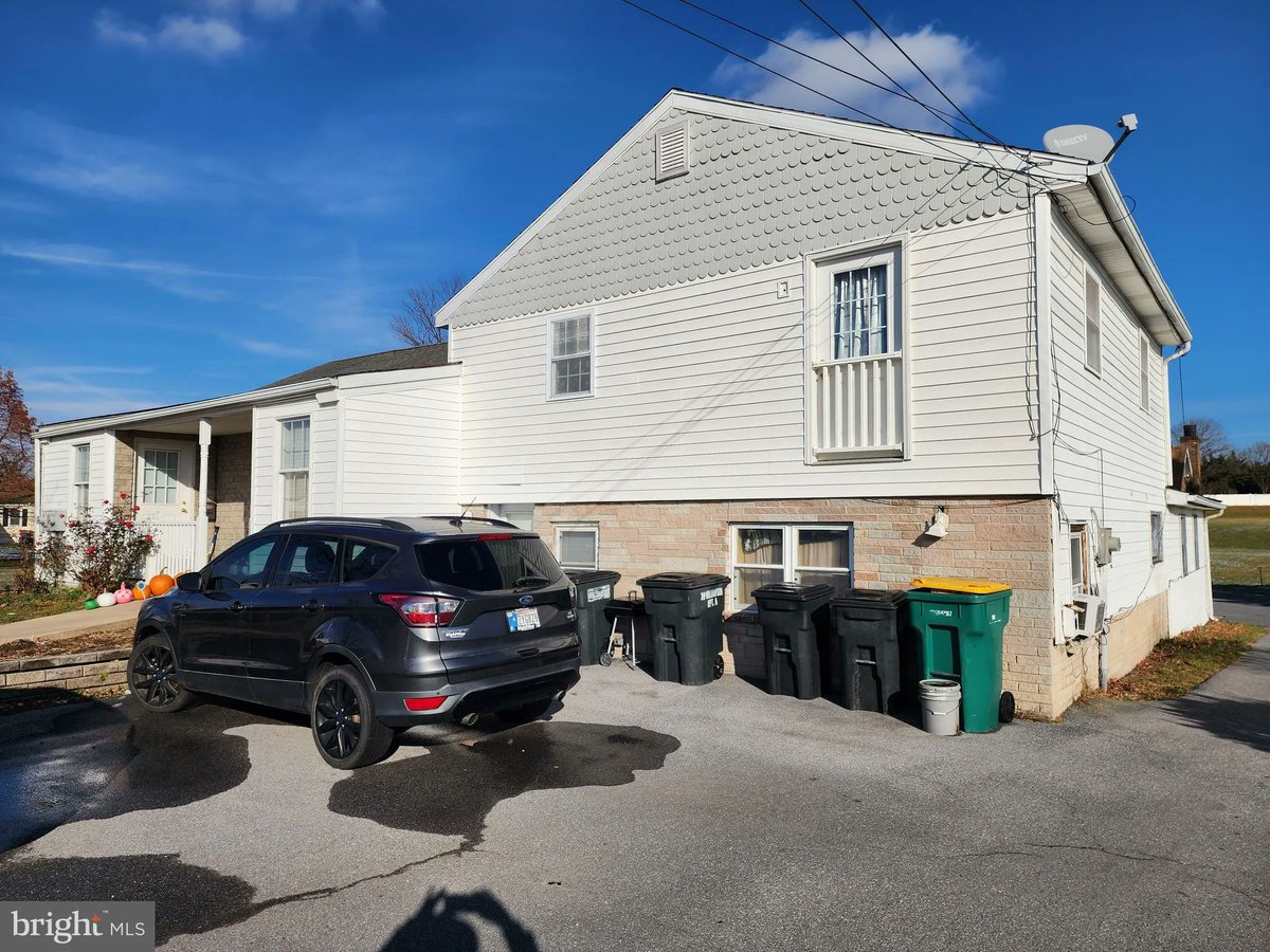 BHHSGuru's tweet photo. 39 Williamson Avenue, Greencastle, PA, 17225
7 bed | 4850 Sq. Ft.
Active | 450000
https://t.co/wUzyhVx0Ch
This property is could possibly be attractive to a multi-generational Buyer(s) or a Buyer who could live in 1 of the 4 units and have the other 3 units cover most of if... https://t.co/08w4ZMAFh1