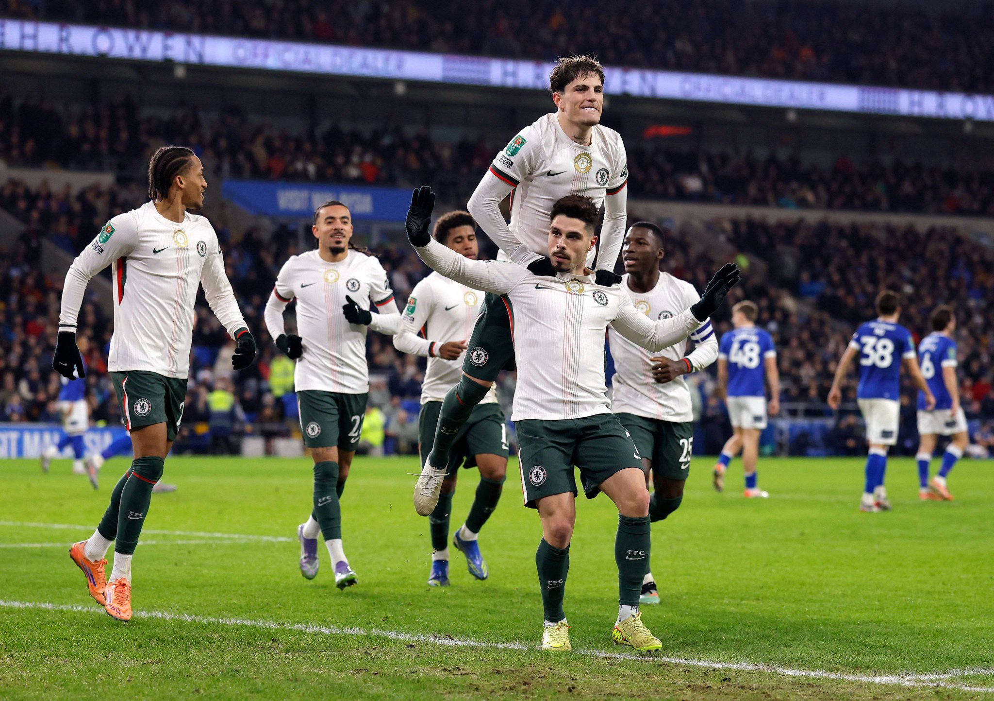 تشلسي أول المتأهلين لنصف نهائي كأس الرابطة الإنجليزية بفوزه على مضيفه كارديف سيتي 3 - 1 