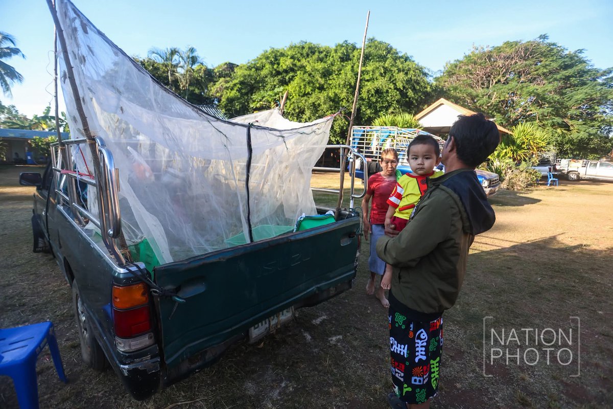 pran2844's tweet image. คนพื้นที่ชายแดนศรีสะเกษ มาอยู่ศูนย์อพยพเป็นวันที่ 10 ตอนนี้เป็นห่วงสวนทุเรียนที่กำลังเริ่มออกดอก ห่วงสัตว์เลี้ยงวัวควายที่เลี้ยงไว้