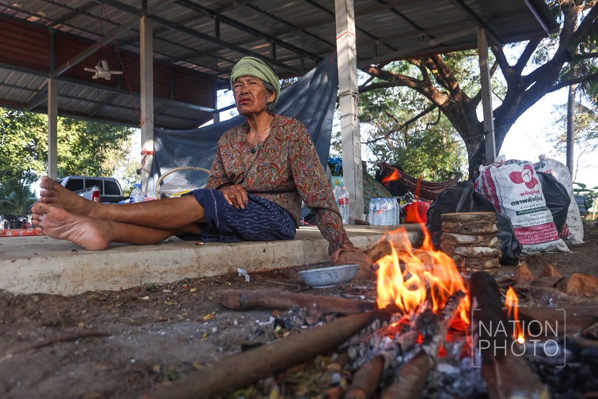 pran2844's tweet image. คนพื้นที่ชายแดนศรีสะเกษ มาอยู่ศูนย์อพยพเป็นวันที่ 10 ตอนนี้เป็นห่วงสวนทุเรียนที่กำลังเริ่มออกดอก ห่วงสัตว์เลี้ยงวัวควายที่เลี้ยงไว้