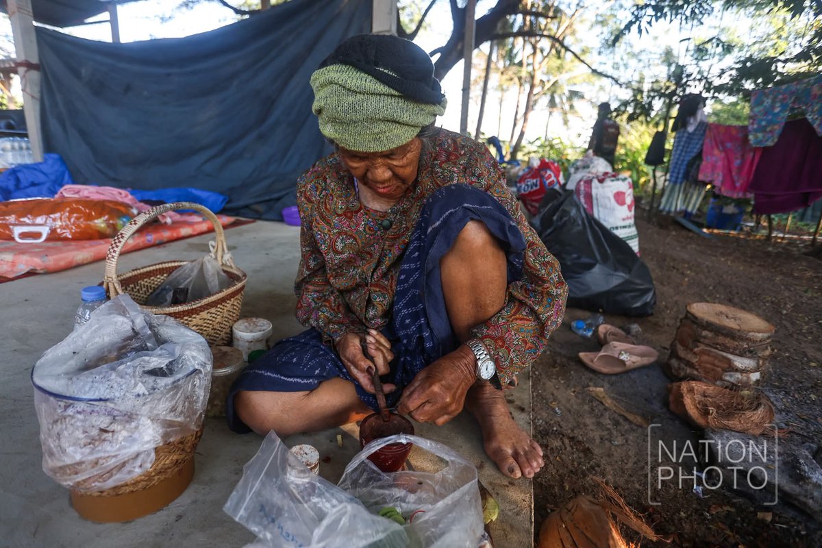 pran2844's tweet image. คนพื้นที่ชายแดนศรีสะเกษ มาอยู่ศูนย์อพยพเป็นวันที่ 10 ตอนนี้เป็นห่วงสวนทุเรียนที่กำลังเริ่มออกดอก ห่วงสัตว์เลี้ยงวัวควายที่เลี้ยงไว้