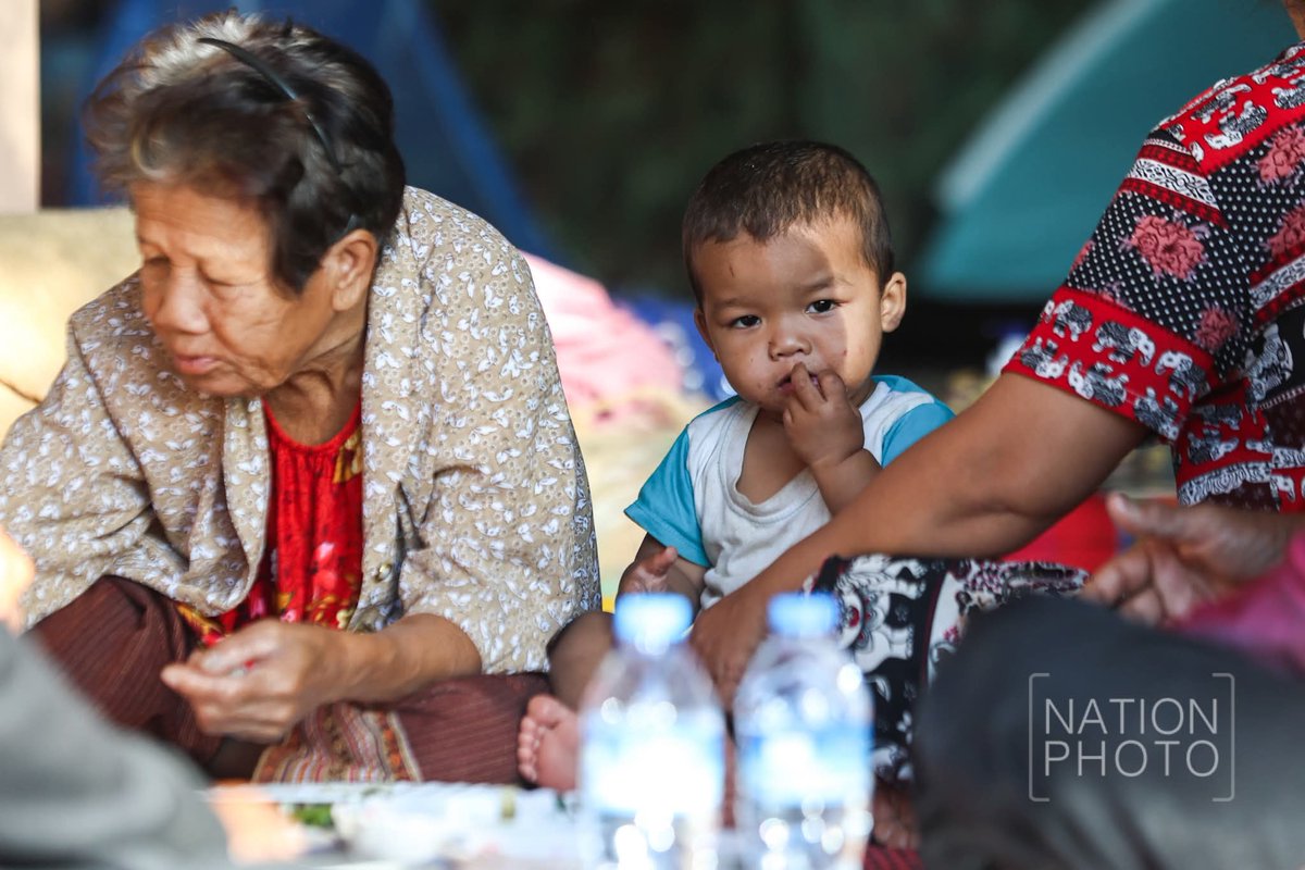 pran2844's tweet image. คนพื้นที่ชายแดนศรีสะเกษ มาอยู่ศูนย์อพยพเป็นวันที่ 10 ตอนนี้เป็นห่วงสวนทุเรียนที่กำลังเริ่มออกดอก ห่วงสัตว์เลี้ยงวัวควายที่เลี้ยงไว้